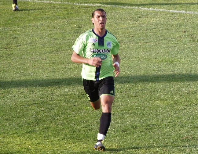 لاعب الدفاع الجديدي عبد الرحيم شاكير يتعرض للمضايقة من طرف بعض المحسوبين على الجماهير الجديدية