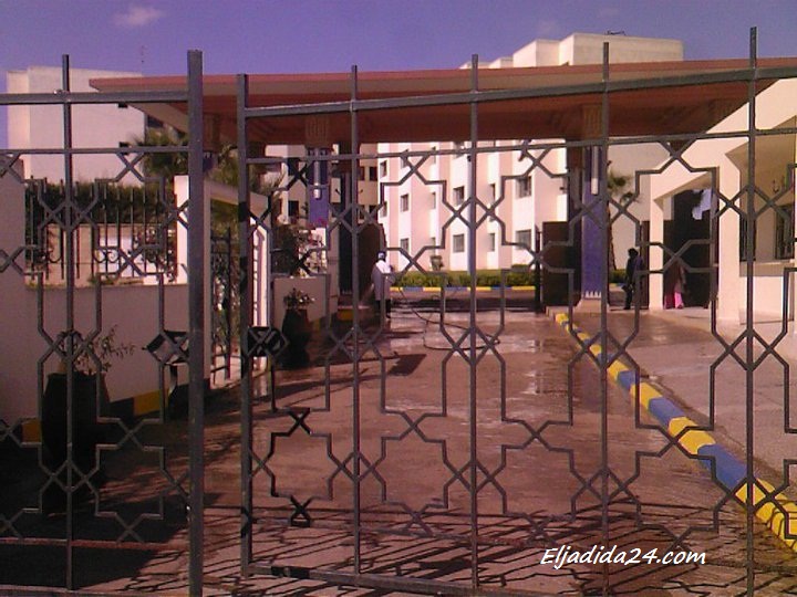 طلبة وطالبات يبيتون تحت المطر ليلة الجمعة إحتجاجا على تدني أوضاع الحي الجامعي