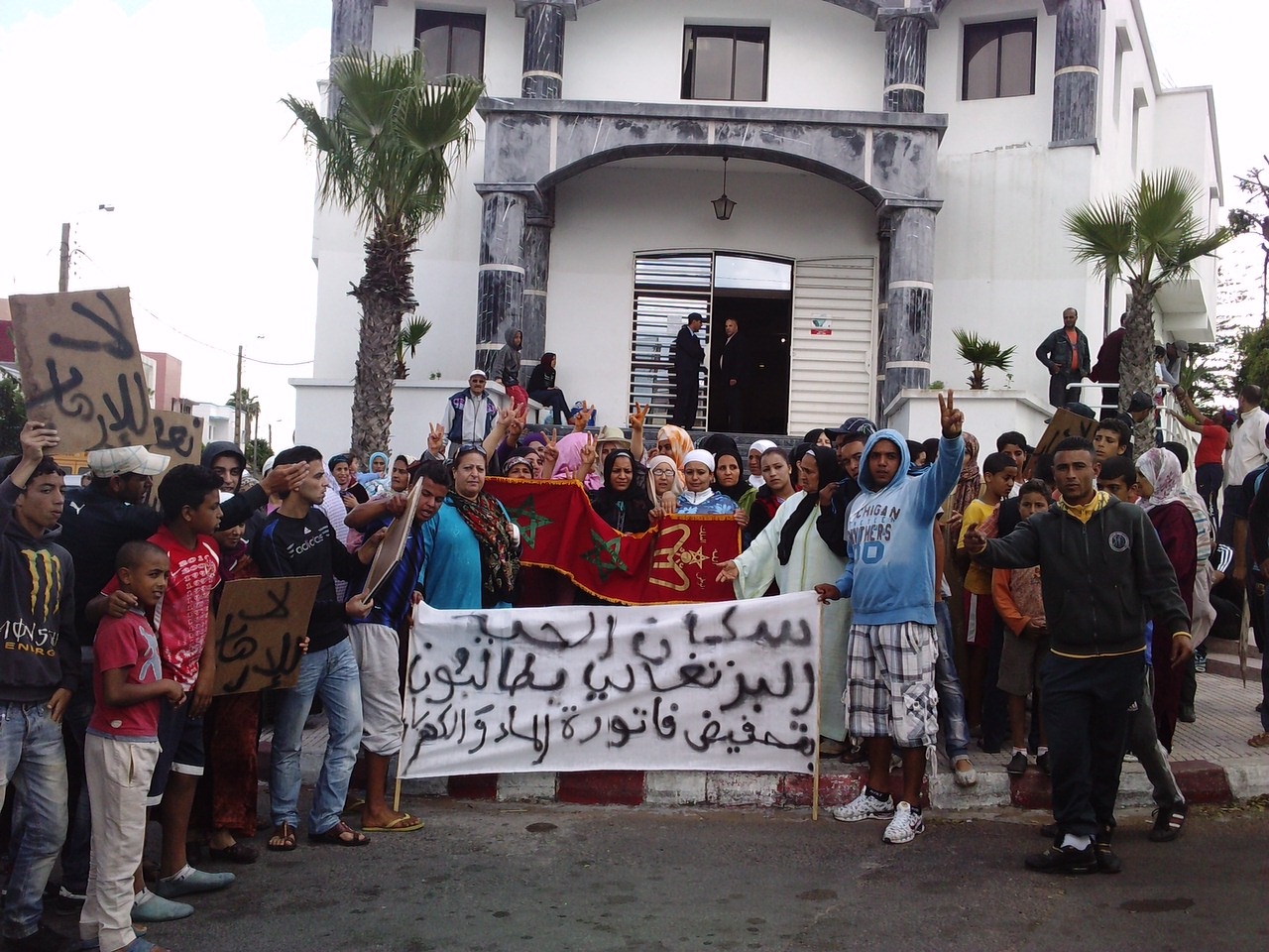 ساكنة الحي البرتغالي بالجديدة يحتجون على غلاء فاتورتي الماء و الكهرباء