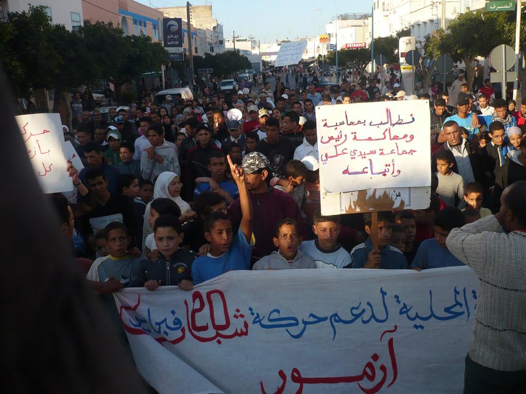 حركة 20 فبراير بآزمور تطالب بافتحاص مجلس بلديتهم في مسيرة 8 ماي 2011