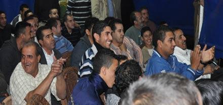 زغاريد النساء تعلو في شوارع آزمور احتفالا بنصر المنتخب المغربي