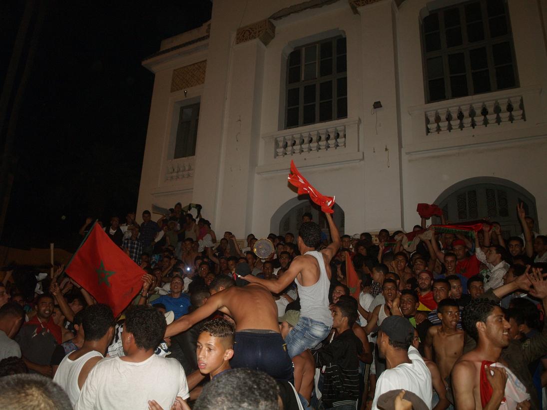 صور الفرحة العارمة التي عاشها الشارع الجديدي بعد فوز المنتخب على الجزائر