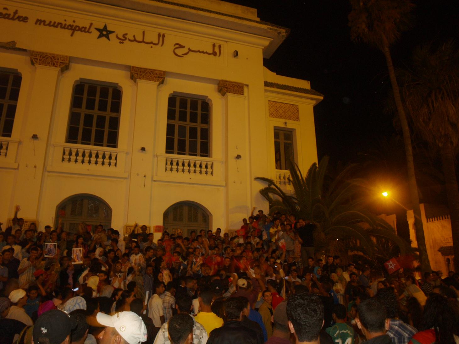 بالصور شباب يخرجون بالرايات بعد الخطاب وآخرون يجوبون بسياراتهم اهم شوارع الجديدة