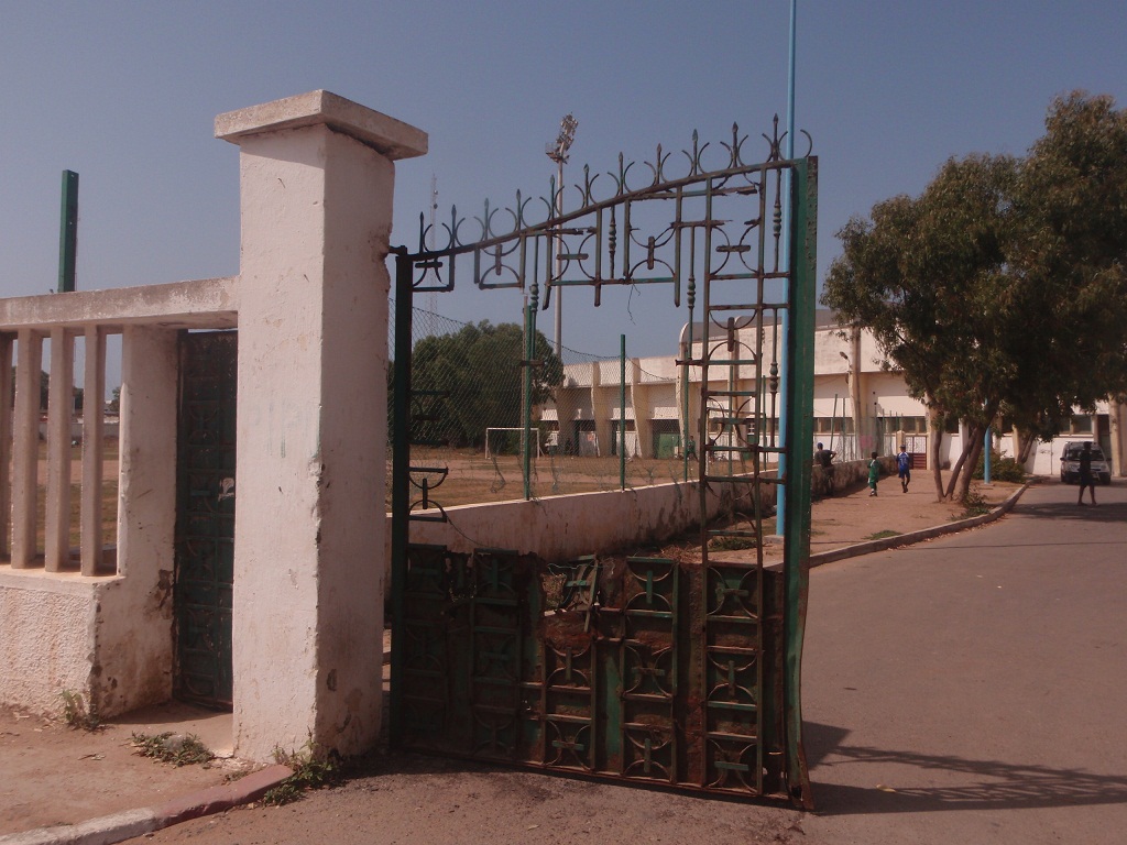 الدفاع الجديدي ينفق 3 ملايير ويعجز عن اصلاح الباب الرئيسي لملعب العبدي بألفي درهم