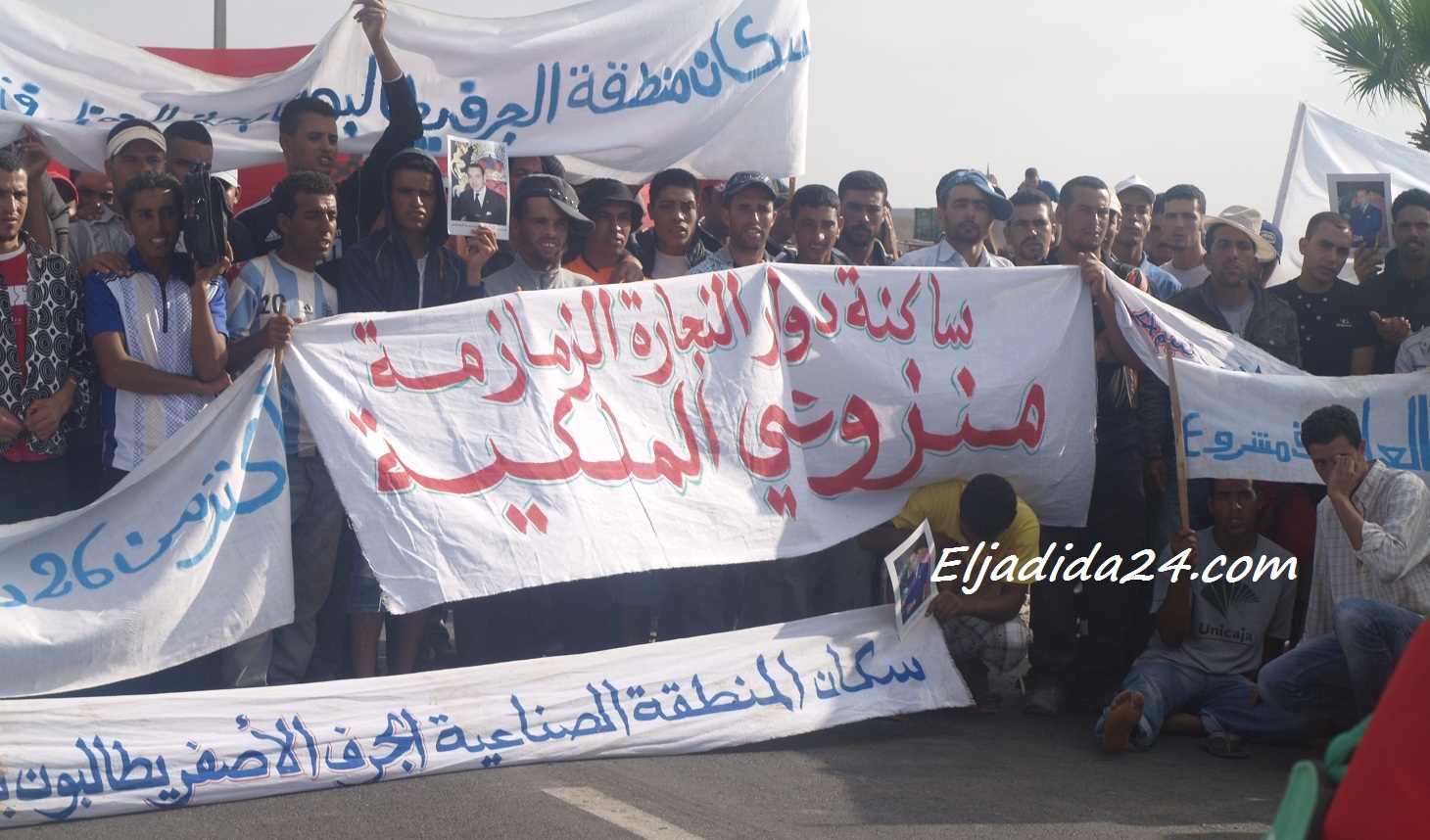 مواطنون يحاصرون سلميا معمل الفوسفاط بالجرف الأصفر مطالبين بالشغل