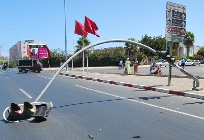 سقوط عمود كهربائي لاشارات المرور كاد ان يتسبب في كارثة (صور)