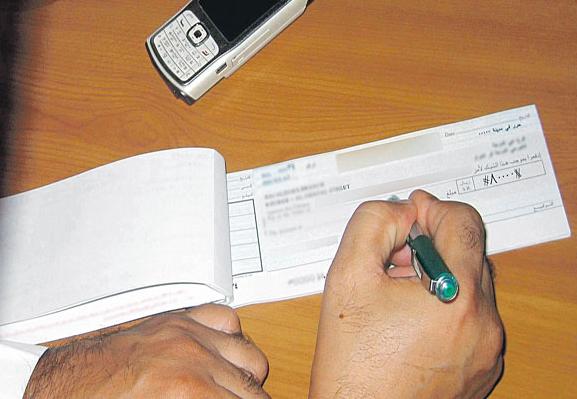 تجار بالجديدة متورطون في سرقة شيكات بنكية نفذها 3 لصوص بالكسر من داخل سيارة