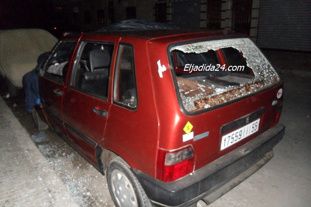 بالصور : شاب "هائج" يحطم زجاج مقهى و ازيد من عشرين سيارة بتجزئة الموحدين بالجديدة