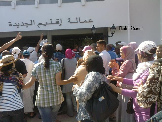 بالصور المعطلون يحاولون اقتحام مقر عمالة اقليم الجديدة بالقوة و قوات الامن تمنعهم