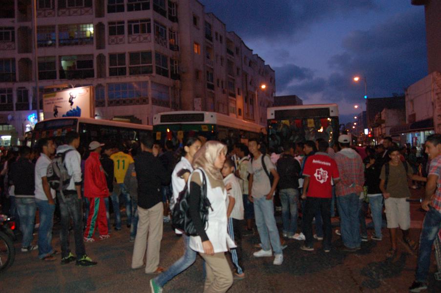 بالصور عشرات التلاميد يعترضون حافلات ازما بشارع محمد الخامس بالجديدة احتجاجا على خدماتها