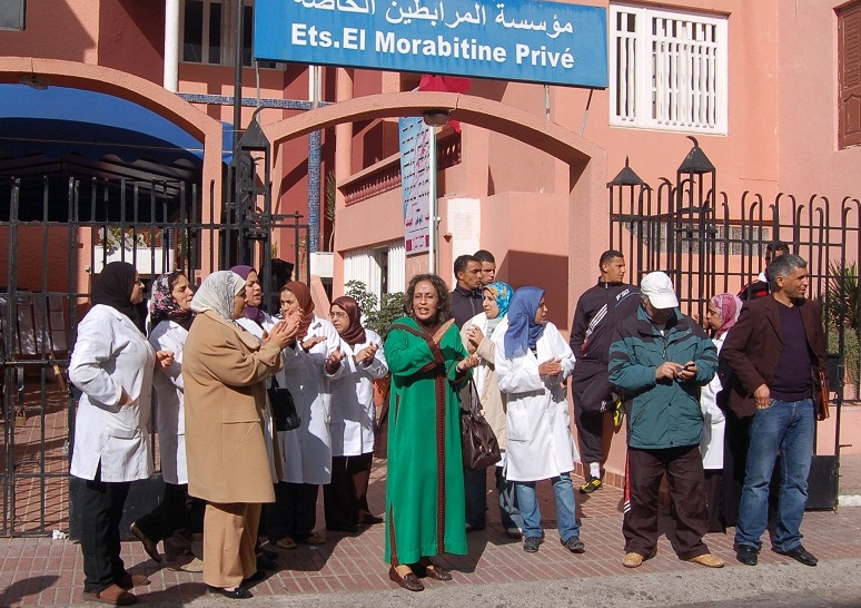 حقوقيون و مدرسون و تلاميذ يحتجون أمام مدرسة المرابطين بالجديدة بعد تهديدات بإغلاقها (صور)