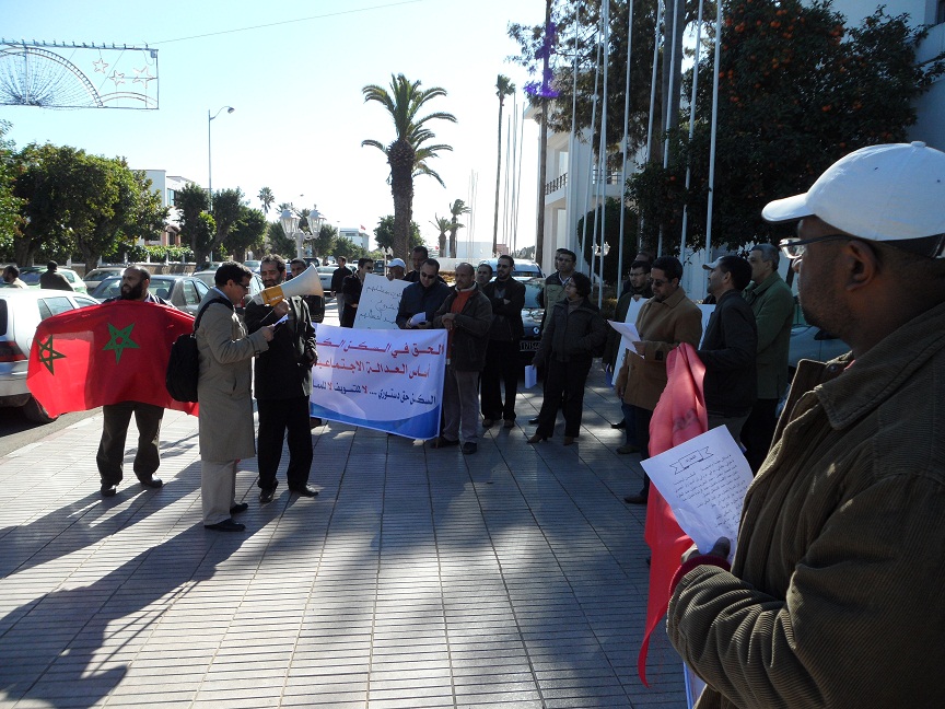 وداديتين سكنيتين بالجديدة بحتجون امام عمالة الاقليم للمطالبة باخراج مشروعهم السكني الى الوجود