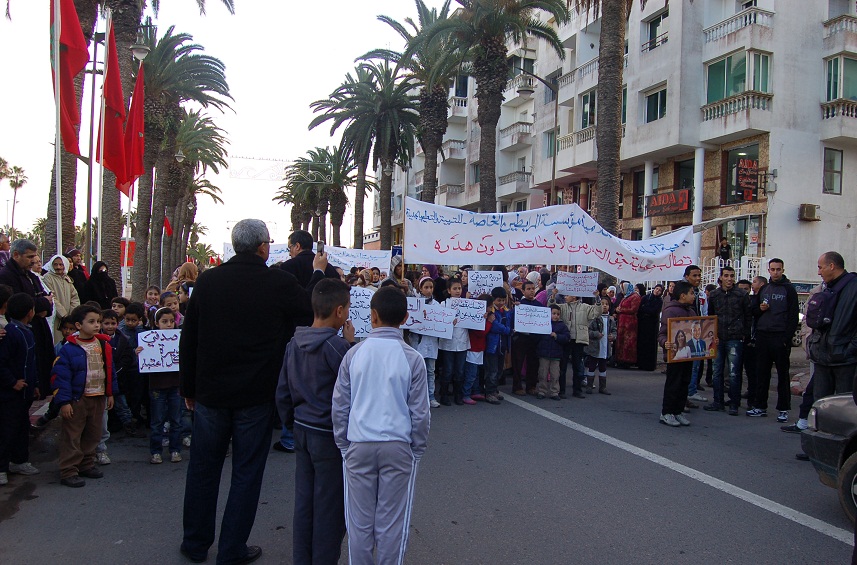أولياء وآباء تلاميذ مدرسة المرابطين بالجديدة يشلون حركة السير بشارع محمد السادس خلال وقفة احتجاجية (صور)