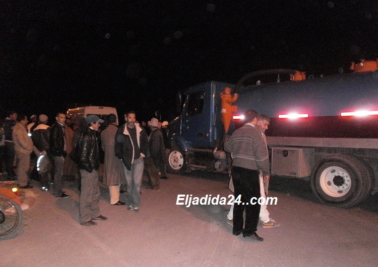 بالصور محتجون بآزمور يوقفون شاحنة مشبوهة على وقع مخلفات مازاكان الملوثة