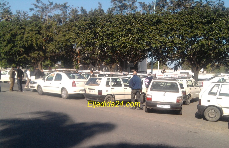 سائقو سيارات الأجرة الصغيرة يحتجون أمام العمالة بعد اكتساح الطاكسيات الكبيرة للمدار الحضري للجديدة