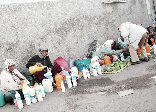 نساء دكاليات شريفات يعرضن بضائع بسيطة لكسب رغيف يومهن بالحلال