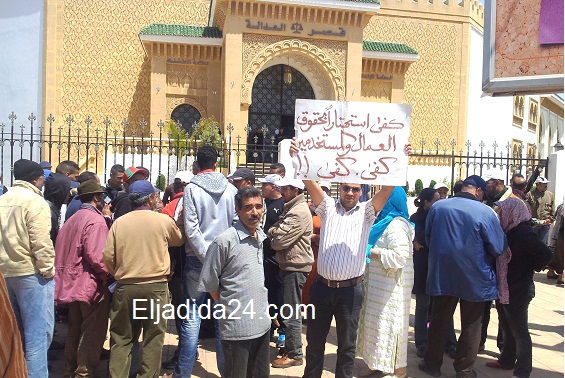 مستخدمو شركة ازما للنقل الحضري بمدينة الجديدة يحتجون امام محكمة الاستئناف
