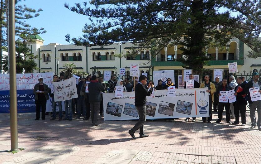 أنصار العدالة والتنمية يحتجون من جديد أمام بلدية الجديدة للمطالبة بوقف تفويت ممتلكات البلدية