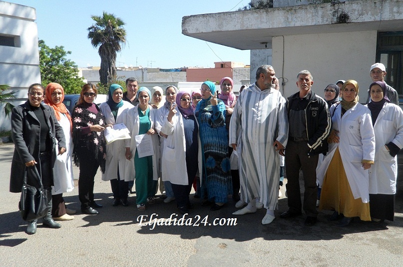 ممرضو و موظفو قطاع الصحة بالجديدة يحتجون ضد المسؤول عن قسم الولادة بمستشفى محمد الخامس