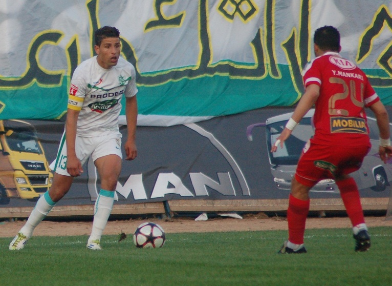 عادل صعصع يوقع عقدا احترافيا لفريق الدفاع الجديدي بقيمة 125 مليون سنتيم لثلاث سنوات