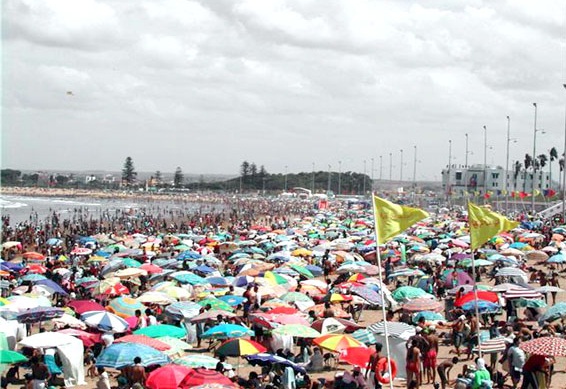 صيف مدينة الجديدة ايام صاخبة وكثافة مرورية وشواطئ تغص بالمصطافين