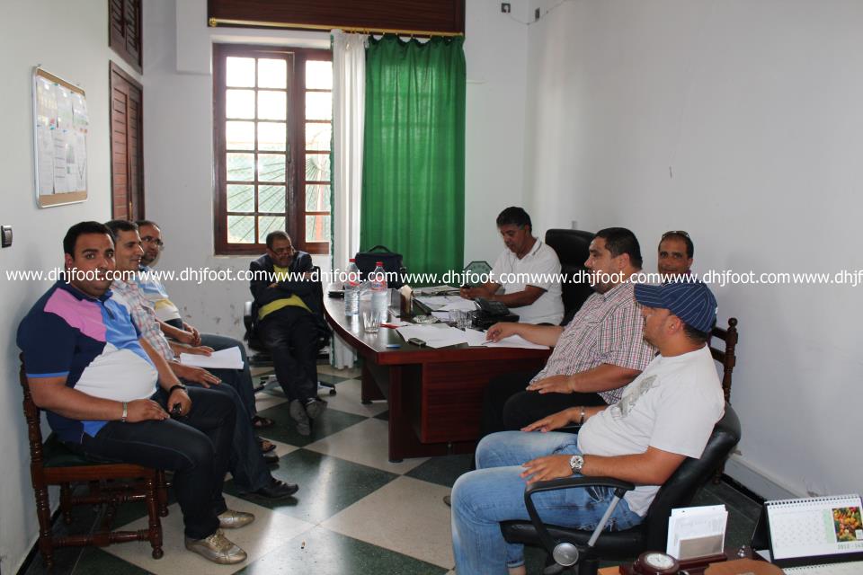 الدفاع  الجديدي يقرر عدم تسريح ماكس و مابيدي  و حكيم الصغير يقترح إعارة الحارس حميد النادي الى فريق هاوي