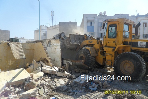 السلطات المحلية بالجديدة تهدم مباني عشوائية وسط شارع العلويين من أجل اتمام الاشغال بالشارع