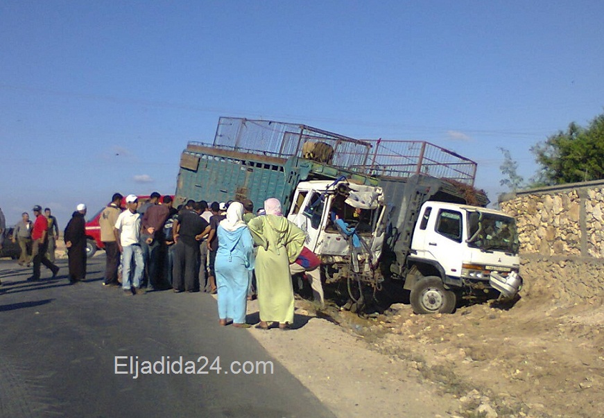 حادثة سير مروعة بين شاحنتين على الطريق الرابطة بين سيدي اسماعيل و احد اولاد عيسى