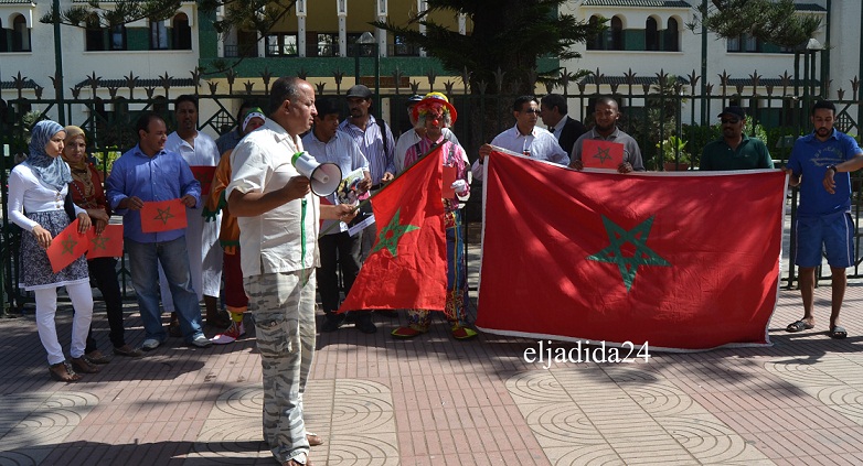 جمعيات المجتمع المدني بالجديدة تحتج أمام البلدية رغم محاولة نسف الوقفة من طرف بعض الجمعيات
