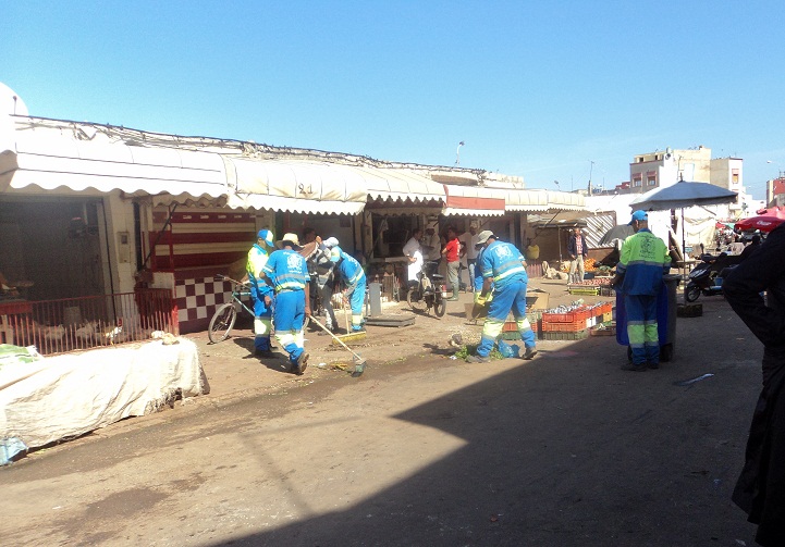 بالصور و الفيديو.. حملة تحسيسية وتطهرية بسوق بئر يراهيم بلالة زهرة بمدينة الجديدة