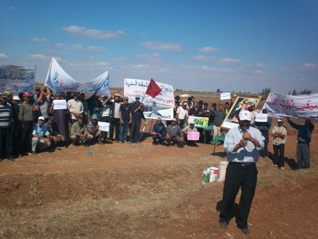 فلاحو دكالة ينظمون وقفة احتجاجية أمام الضيعة المبرمجة لاستضافة وزير الفلاحة