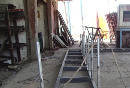 سكان تجزئة المهدي بالجديدة يشتكون  من ضرر محل للحدادة