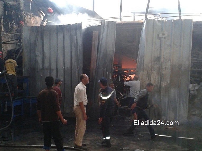 بالصور.. خسائر مادية كبيرة اثر حريق مهول بمعمل بالحي الصناعي بالجديدة