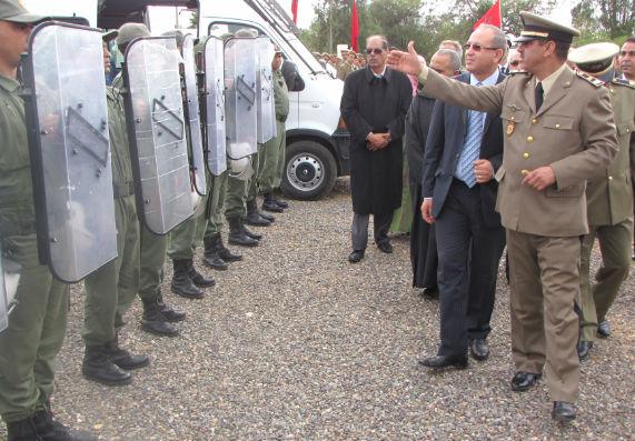 عامل إقليم سيدي بنور يشرف على توزيع سيارات نقل القوات المساعدة على قيادات الإقليم