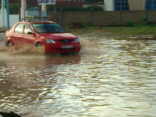 بالصور..الأمطار الغزيرة تغرق شوارع وأحياء آزمـــــــــــور بالفيضانات