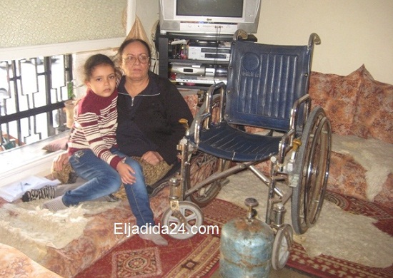 معاقة بشارع الحسن الثاني بالجديدة تهدد بتفجير نفسها احتجاجا على القضاء