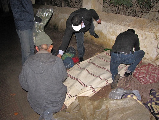 صفحة رصد أخبار سيدي بنور على الفايسبوك توزع دفء الفرحة على من لا مأوى لهم