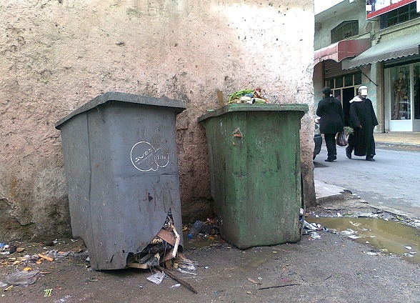 أكوام الأزبال والنفايات تغزو شوارع مدينة الجديدة