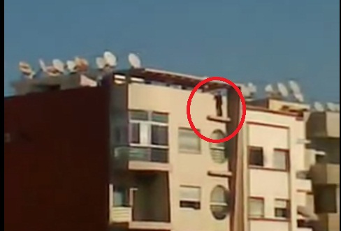 بالفيديو: مقتل شاب بالدار البيضاء بعد محاولته انقاذ خادمة اقدمت على الانتحار بقفزها من الطابق الخامس لعمارة سكنية