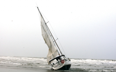 نجاة مواطن فرنسي من الموت بعد تحطم يخته الشراعي الضخم قرب سواحل الجديدة