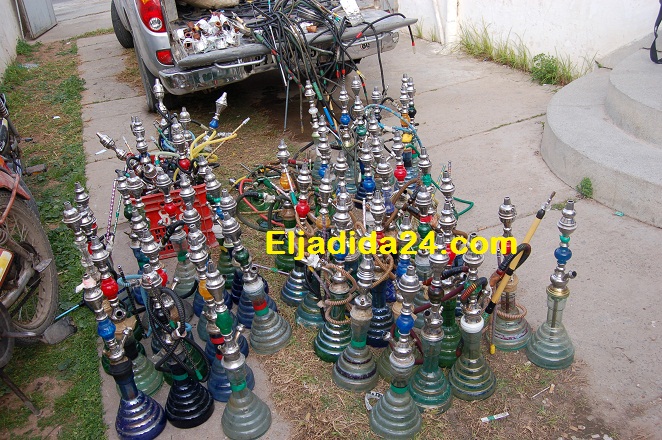 بالصور.. السلطات المحلية تشن حملة جديدة على مقاهي الشيشة بشارع محمد السادس بالجديدة وتحجز العشرات من النرجيلات