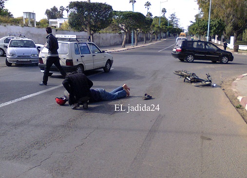 حادثة سير خطيرة في ملتقى شارع المقاومة وشارع ابن خلدون بين سيارة ودراجة نارية