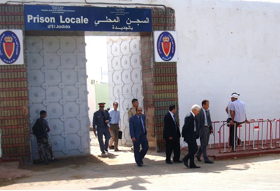 معتقل يتهم 5 موظفين بتعنيفه داخل السجن المحلي بالجديدة، ووكيل الملك والضابطة القضائية يعاينان آثار التعذيب الجسدي