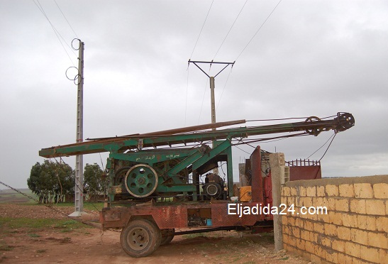 مصرع عامل داخل شاحنة لحفر الآبار بعد اصطدام رافعتها بسلك كهربائي ذو التوتر العالي بدائرة ازمور