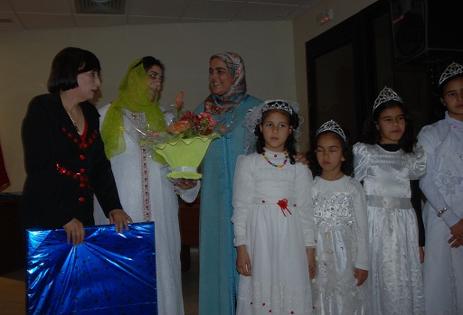 جمعية كفاح ومجموعة من الاستاذات يخلدن اليوم العالمي للمراة بتكريم مجموعة من الفعاليات النسوية بالاقليم