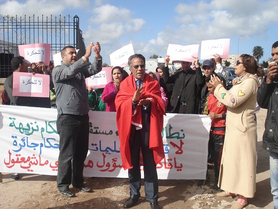 وقفة احتجاجية أمام مركزية القاضي المقيم بأزمــــــور
