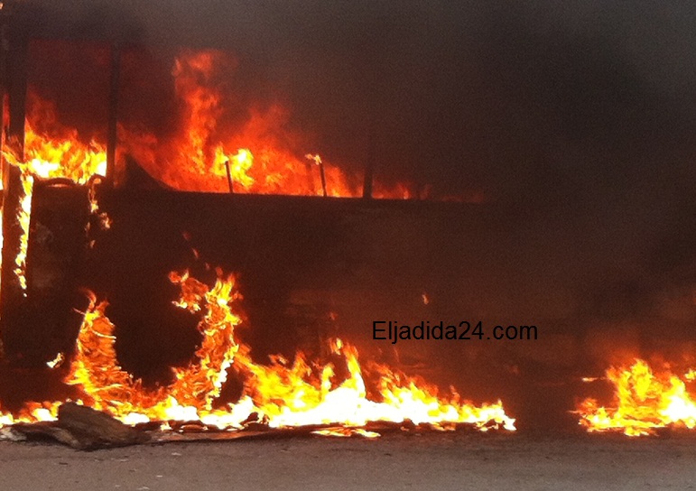 بالصور.. نجاة ركاب حافلة للنقل الحضري ازاما بعد اندلاع النيران فيها واحتراقها بالكامل