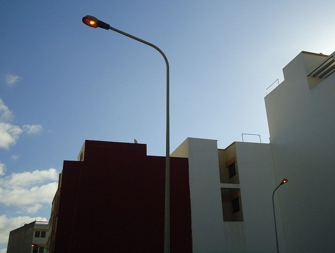 ساكنة حي أم الربيع بآزمور تطالب بحقها في الإنارة العمومية