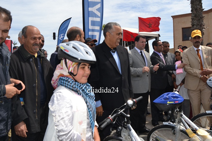 بالصور.. عامل الاقليم يشرف على عملية توزيع 200 دراجة هوائية لفائدة تلاميذ الاقليم