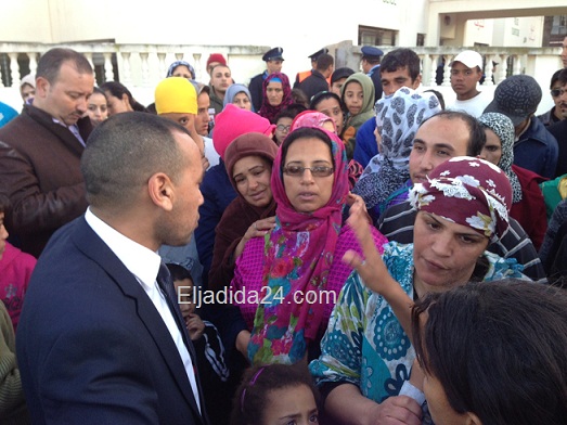 وقفة احتجاجية أمام مقر شرطة المداومة بالجديدة للمطالبة بفتح تحقيق بعد وفاة شاب بالحي البرتغالي